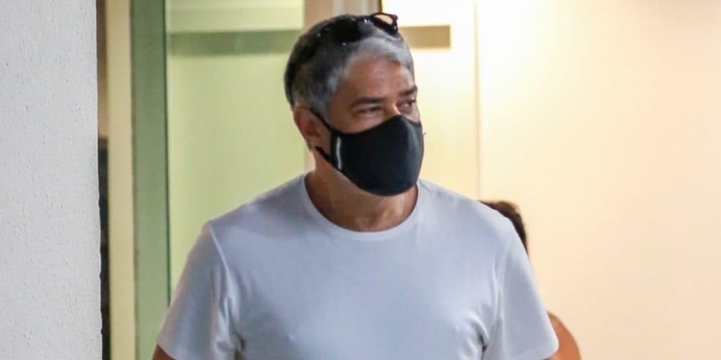 William Bonner foi alvo de uma notícia falsa envolvendo policiais