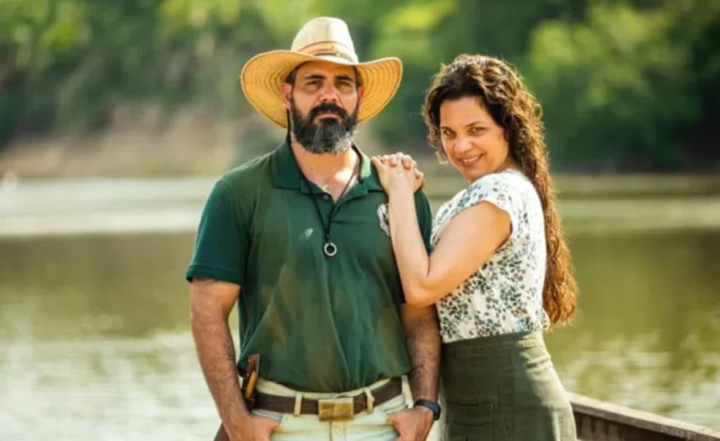 Pantanal: “Subindo pelas paredes”, Maria Bruaca provoca Alcides de camisola: "Vou fazer um pratão pra você"