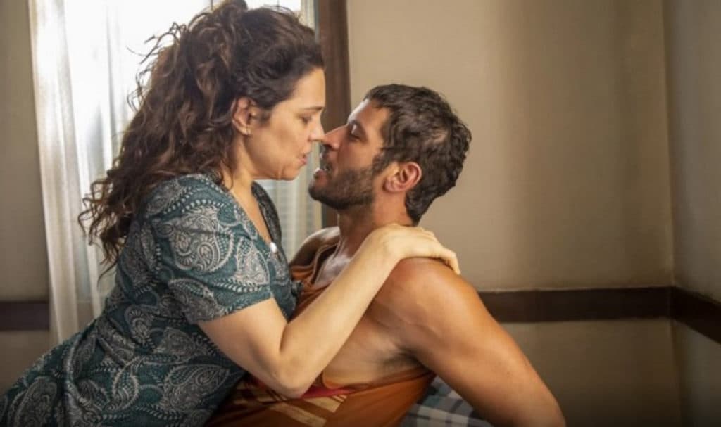Pornochanchada em Pantanal? Maria se torna devoradora de 'homens' e após dar em cima de Alcides, transa com Levi: "Fogo"