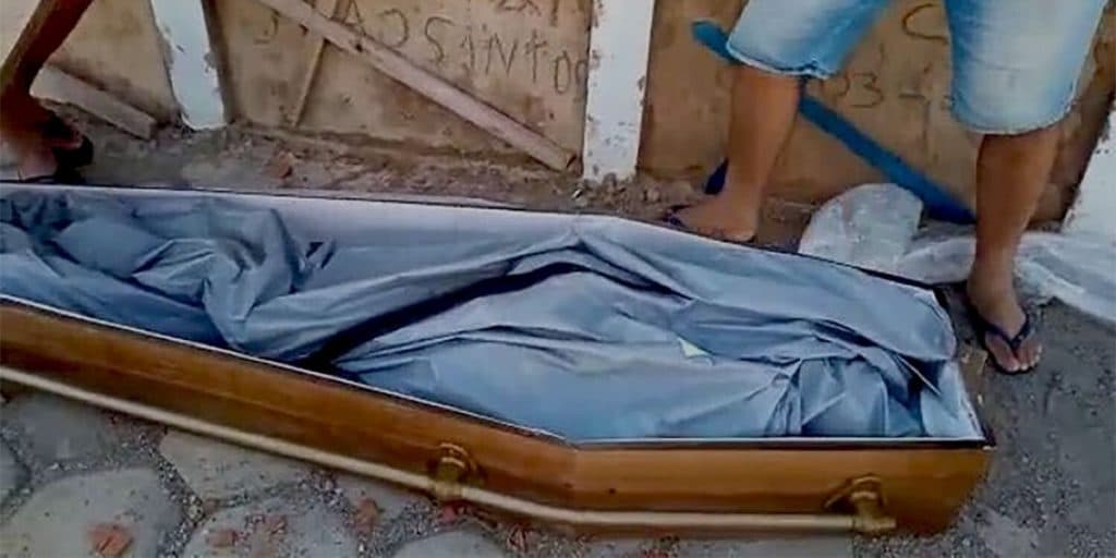 Cantor sertanejo é enterrado vivo, se desespera nos últimos segundos de vida e arranha tampa do caixão