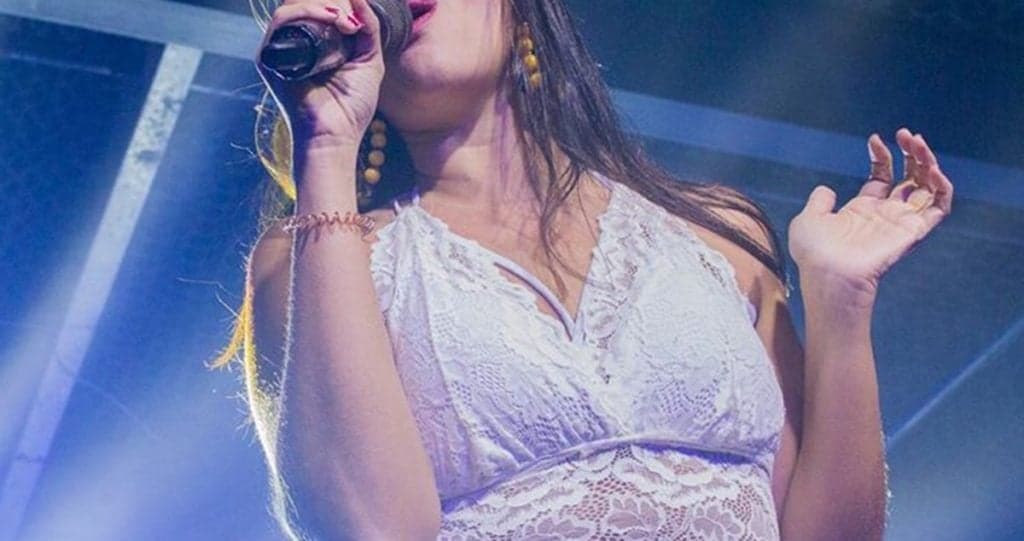 Cantora sofre AVC ao vivo, cai dura no palco de programa de TV e deixa público em estado de choque