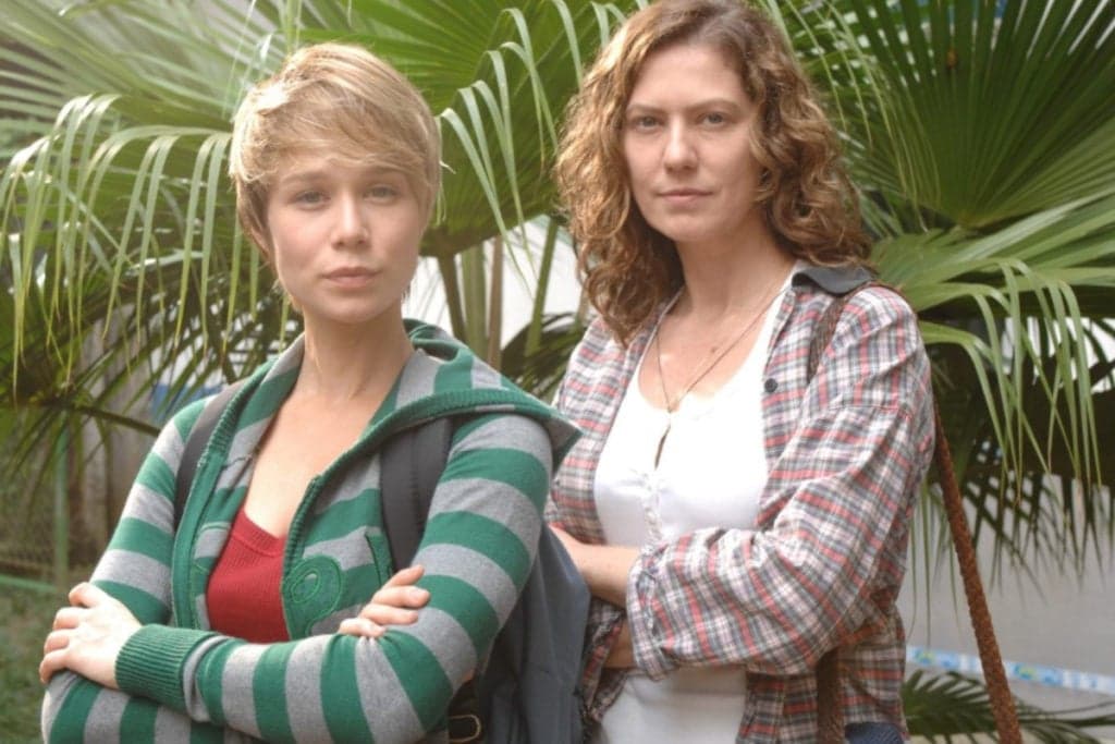 A Favorita: Após conseguir informações sobre Lara, Flora fica cara a cara com a filha que não a reconhece 