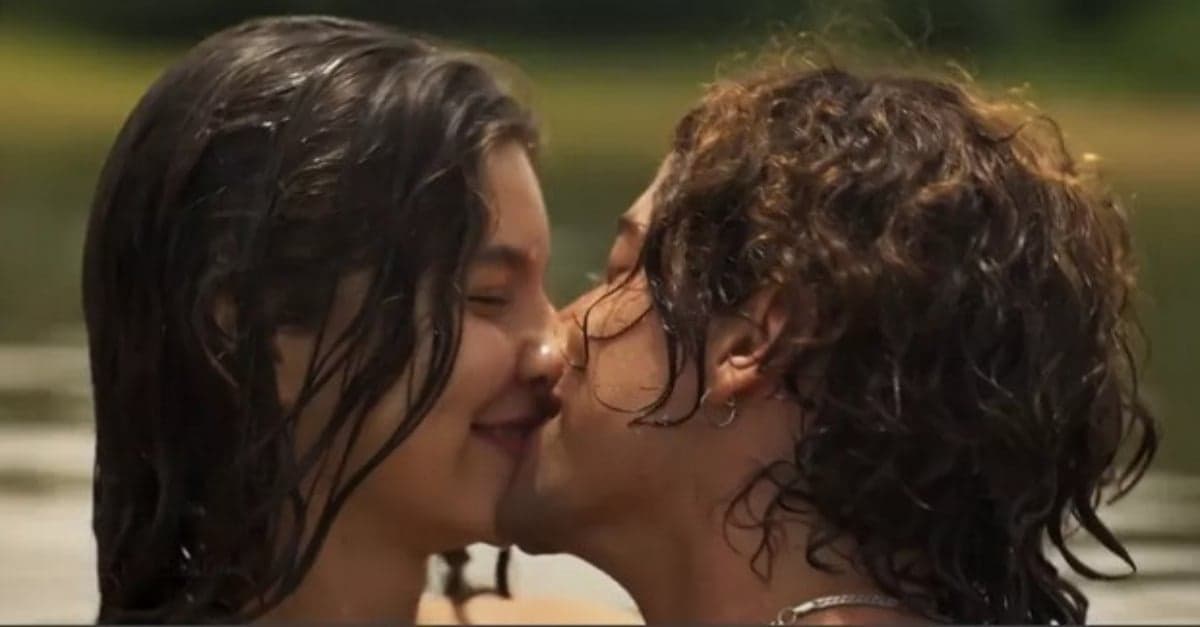 Em Pantanal, Jove (Jesuita Barbosa) vai deixar de ser vegetariano com Juma (Alanis Guillen) (Foto: Reprodução / Globo) Em Pantanal, Jove (Jesuita Barbosa) vai deixar de ser vegetariano com Juma (Alanis Guillen) (Foto: Reprodução / Globo)