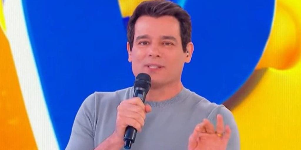 Após apresentar o Domingo Legal de cueca, Celso Portiolli implora por Anitta no SBT e faz nova promessa