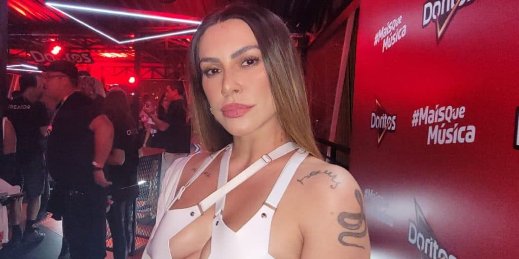 Cleo Pires, após surgir sendo chupada, abre as pernas e põe a mão em parte íntima: "Minha"