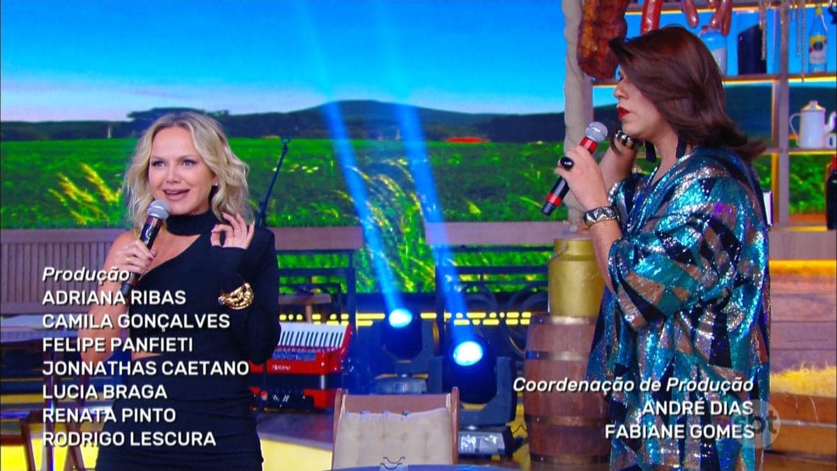 Eliana começou o programa no cenário do Ratinho (Foto: Reprodução) 