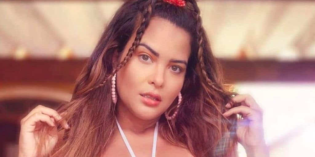 Geisy Arruda radicaliza, surge com roupa transparente e mostra tudo pro Brasil: "O dia"