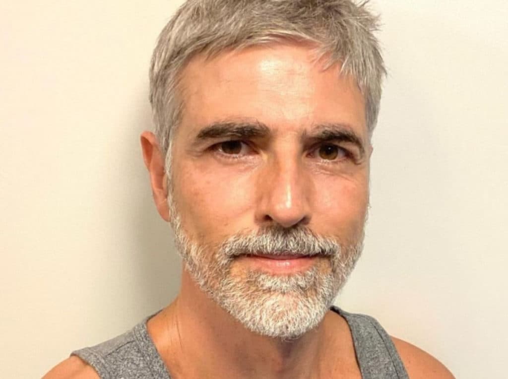 Discreto, Reynaldo Gianecchini ignora críticas sobre sua sexualidade e debocha de boatos: 'Sou curioso'
