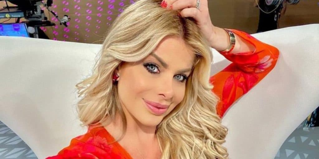 Karina Bacchi, uma semana após divórcio, surge com famoso sertanejo e confirma: "Lindo ver o brilho"