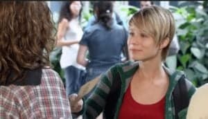 Flora consegue ver a filha e não ser reconhecida em A Favorita (Foto: Reprodução / Globo) Flora consegue ver a filha e não ser reconhecida em A Favorita (Foto: Reprodução / Globo)