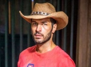 Ator tem medo de machucar colega de elenco em cenas de sexo de 'Pantanal' (Foto: Reprodução / Globo) Ator tem medo de machucar colega de elenco em cenas de sexo de 'Pantanal' (Foto: Reprodução / Globo)
