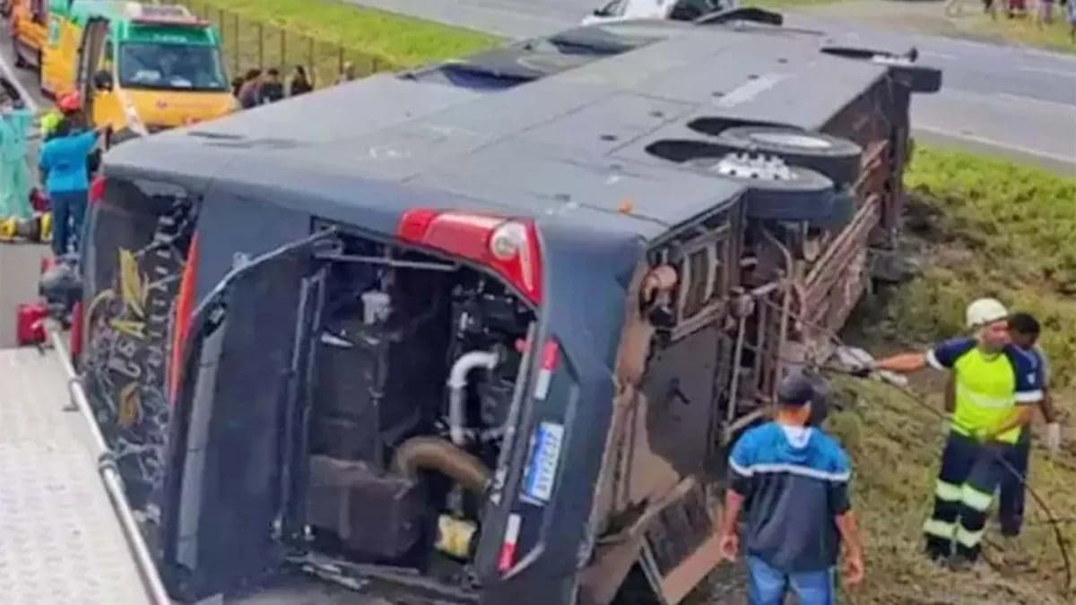 Ônibus da dupla Conrado e Aleksandro capotou no último sábado (7) (Foto: Reprodução)