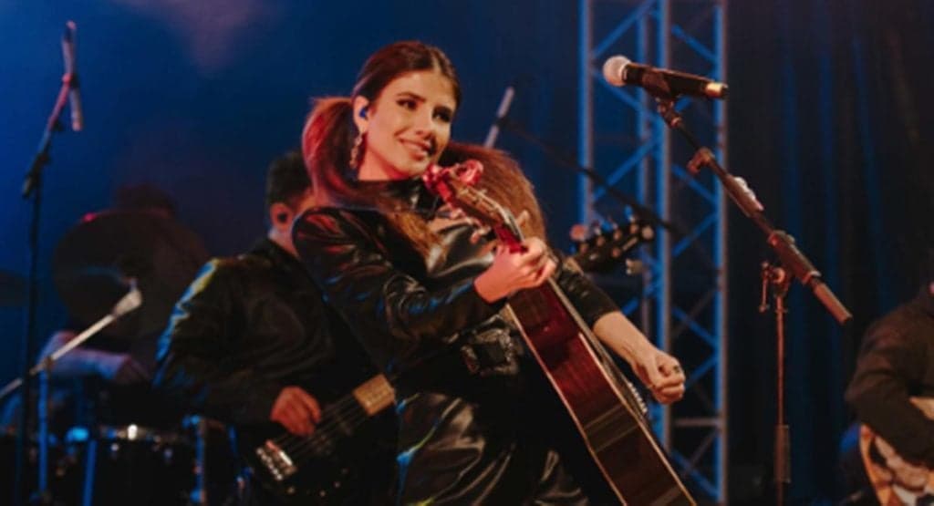 Com aparência absurda, Paula Fernandes surge agarrada em seu grande amor, com quem vive relação discreta