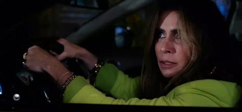 Quanto Mais Vida Melhor: Paula vai passar por cima de Odete com seu carro para evitar que segredo vaze