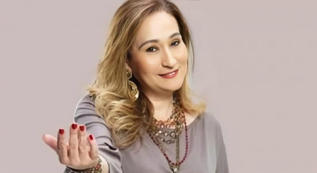 Sonia Abrão surge de noiva em festa, faz par com apresentador da Record e confirma: "Não é à toa"