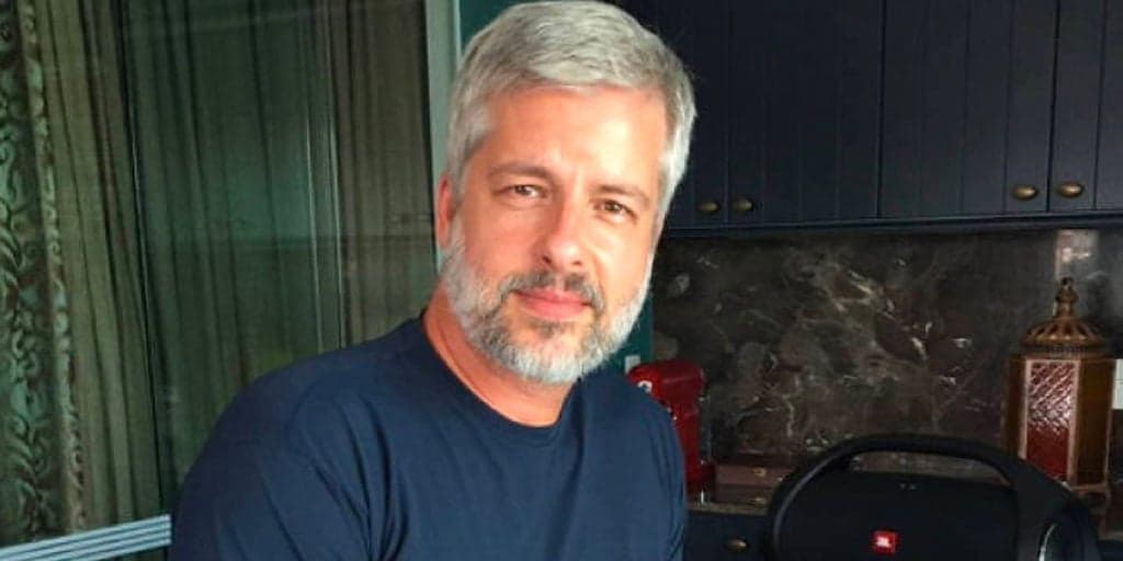 Famoso apresentador expõe Victor Chaves e confirma dificuldade envolvendo o cantor: "Todos esses anos"