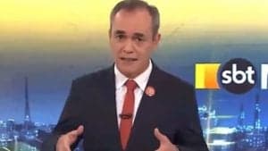 Apresentador do SBT paga mico ao vivo ao fazer propaganda para Globo e justifica para o telespectador: "Muito tempo falando" (Foto: Reprodução / SBT) Apresentador do SBT paga mico ao vivo ao fazer propaganda para Globo e justifica para o telespectador: "Muito tempo falando" (Foto: Reprodução / SBT)