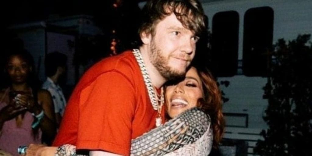 Anitta assume namoro com produtor canadense e aparece com ele na cama: "Amada para cara%*#"