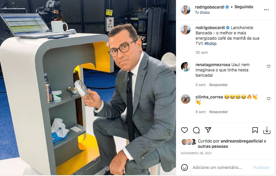 Rodrigo Bocardi mostrou o que guarda por debaixo da bancada- Foto\ Reprodução 