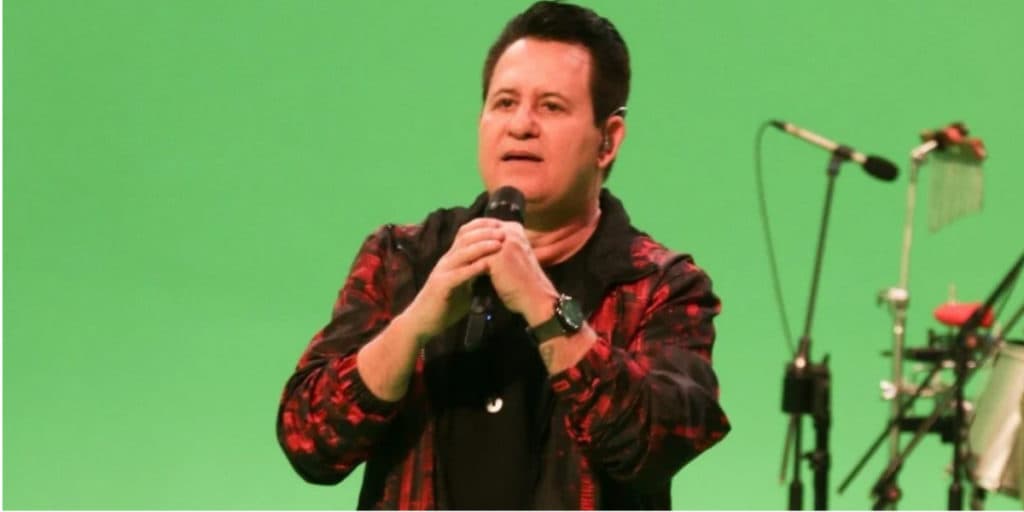 Marrone surge só de sunga em vídeo e mostra a língua