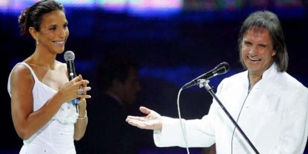 "Grotesco", Ivete Sangalo sai correndo e se tranca em camarim, após subir no palco com Roberto Carlos