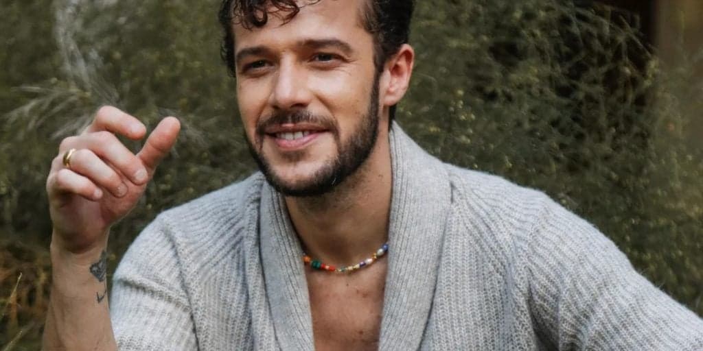 Jayme Matarazzo, discreto na vida pessoal, surge agarrado com grande amor em foto e confirma: "Iluminado"