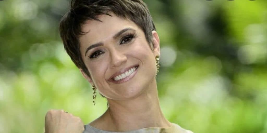 Sandra Annenberg surge ao lado do marido em meio à parada LGBT