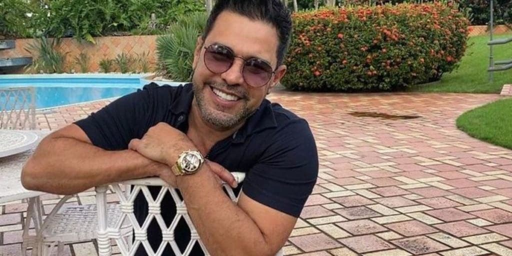 Zezé Di Camargo é flagrado aos beijos com a mulher nos bastidores de show