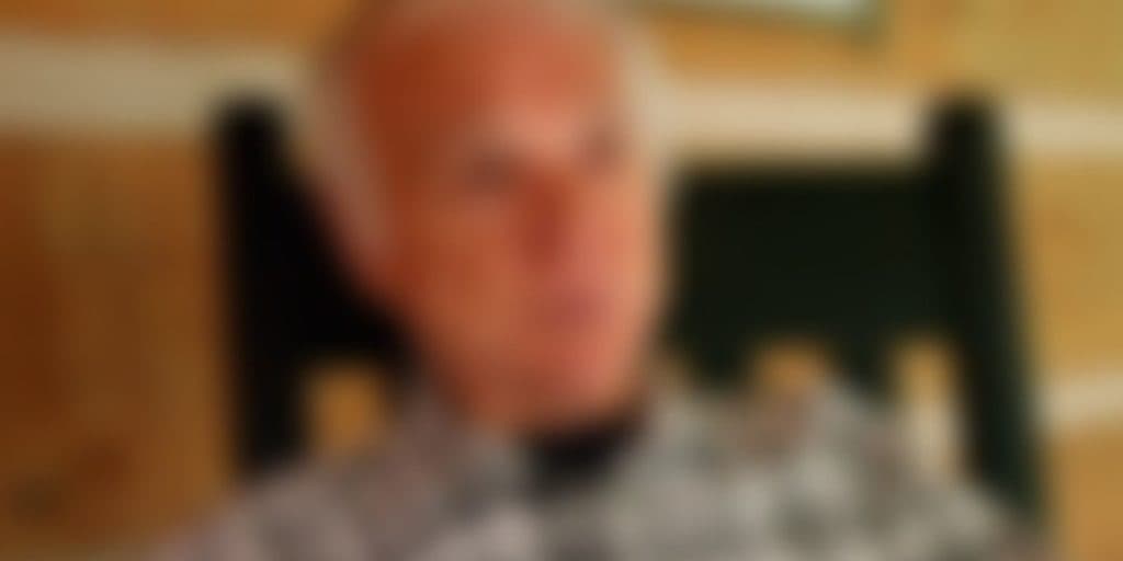 Famoso padre vira ator pornô aos 83 anos e confessa que novo trabalho é "uma festa todos os dias"