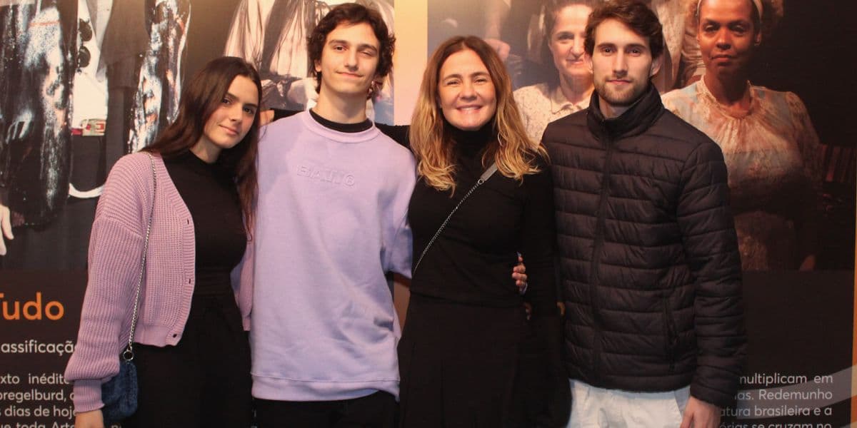 Adriana Esteves aparece com filhos e nora em peça de teatro
