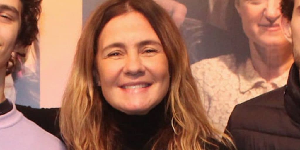 Adriana Esteves surge agarrada com filhos gatos em foto raríssima e identidade de rapazes choca o Brasil