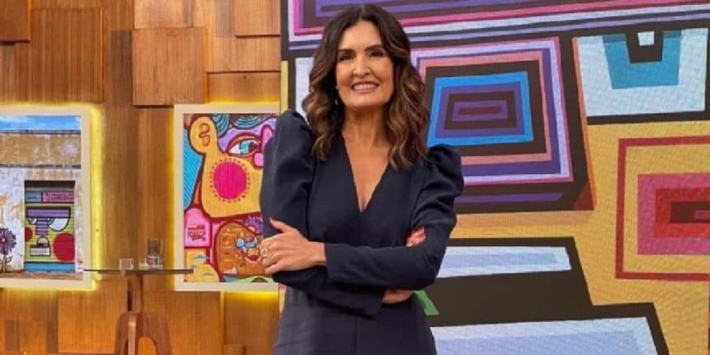 “Perdão”, diz Fátima Bernardes, após cometer erro no ‘Encontro’, levar corte e ser corrigida por cantor ao vivo
