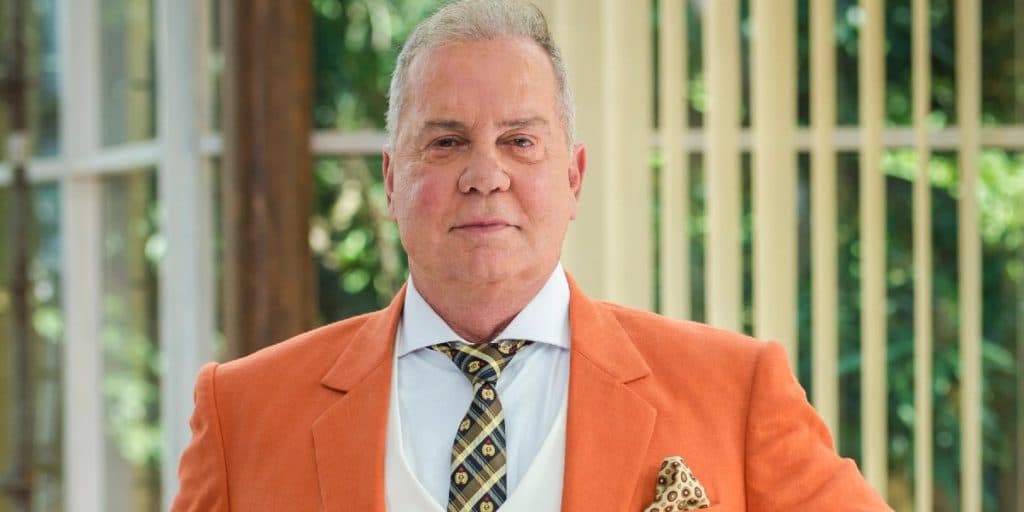Após sair do país, Luiz Fernando choca público ao surgir em foto com parceiro e assume com quem é casado