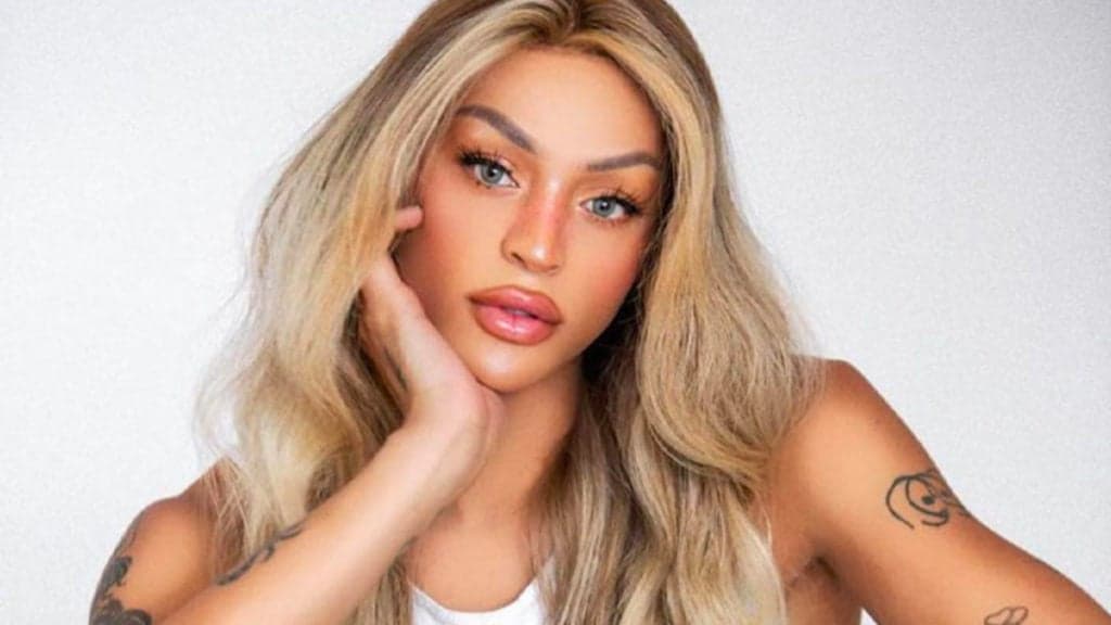 Pabllo Vittar pisa em falso, cai em buraco no palco e deixa público desesperado aos gritos