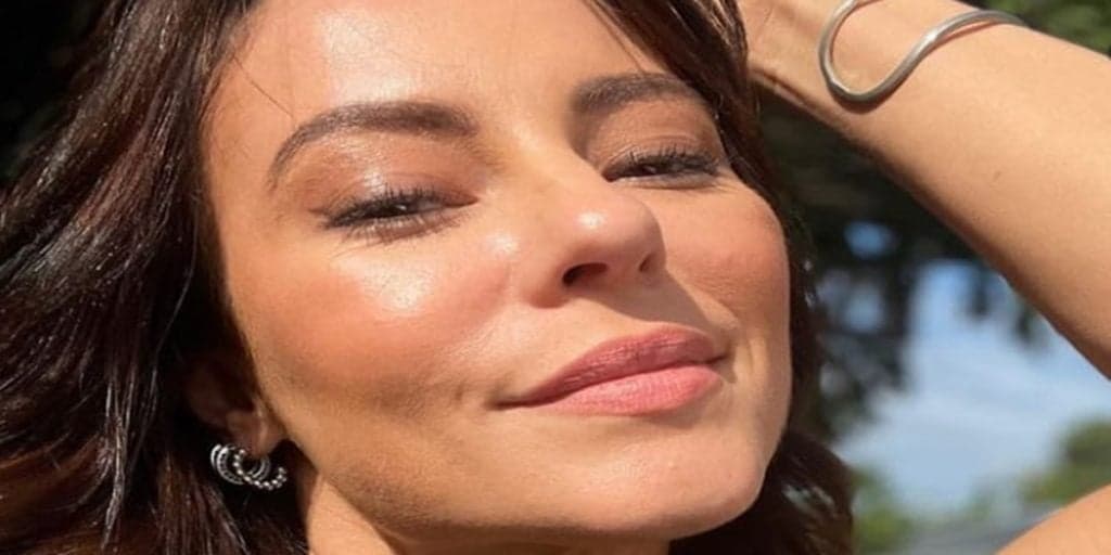 Paolla Oliveira usa calcinha extremamente apertada e parte intima salta ao abrir as pernas: “Escapou”