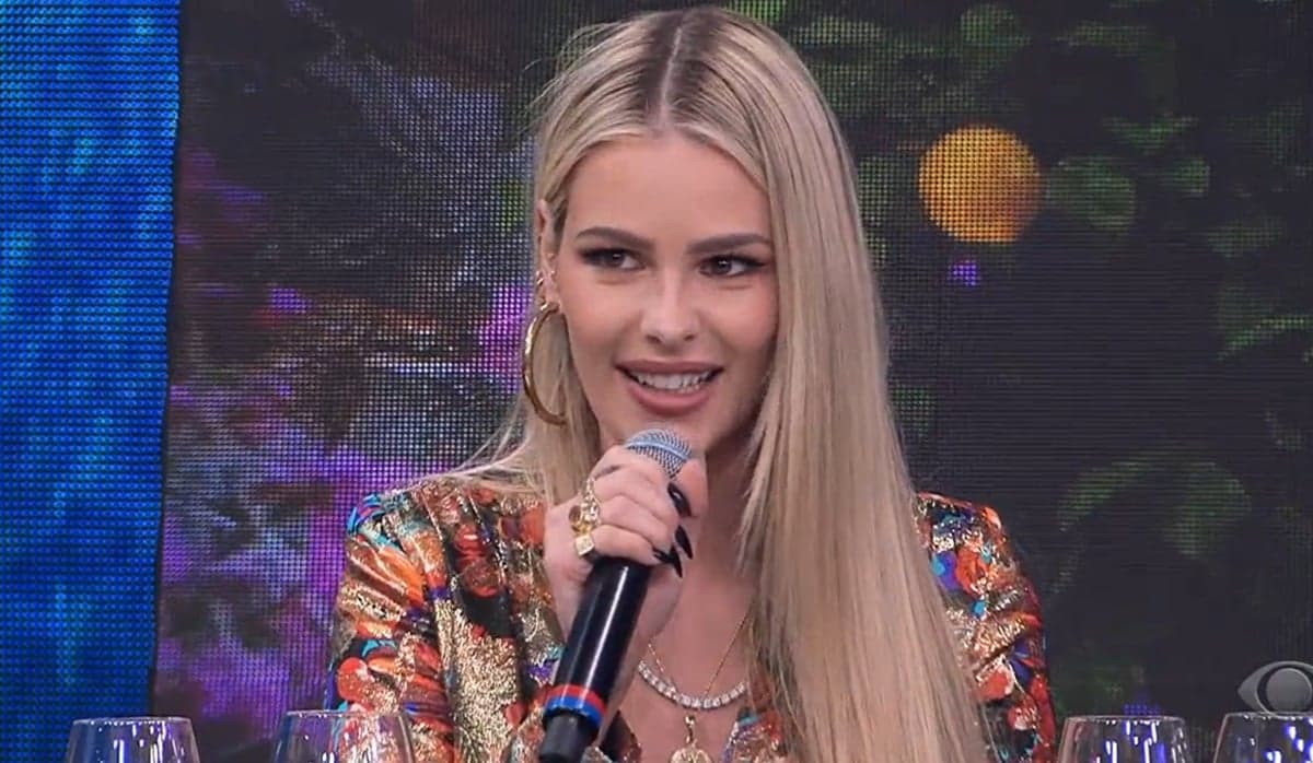 Yasmin Brunet fica constrangida, mas responde questionamento Yasmin Brunet fica constrangida, mas responde questionamento