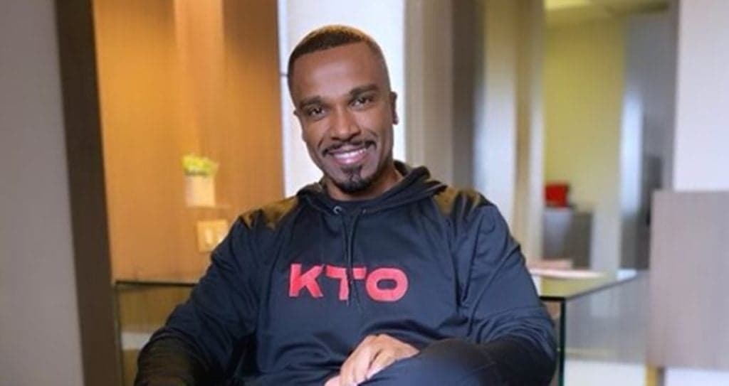 Muito discreto, Alexandre Pires assume com quem é casado há anos e declara sentimentos: “Meu amor”