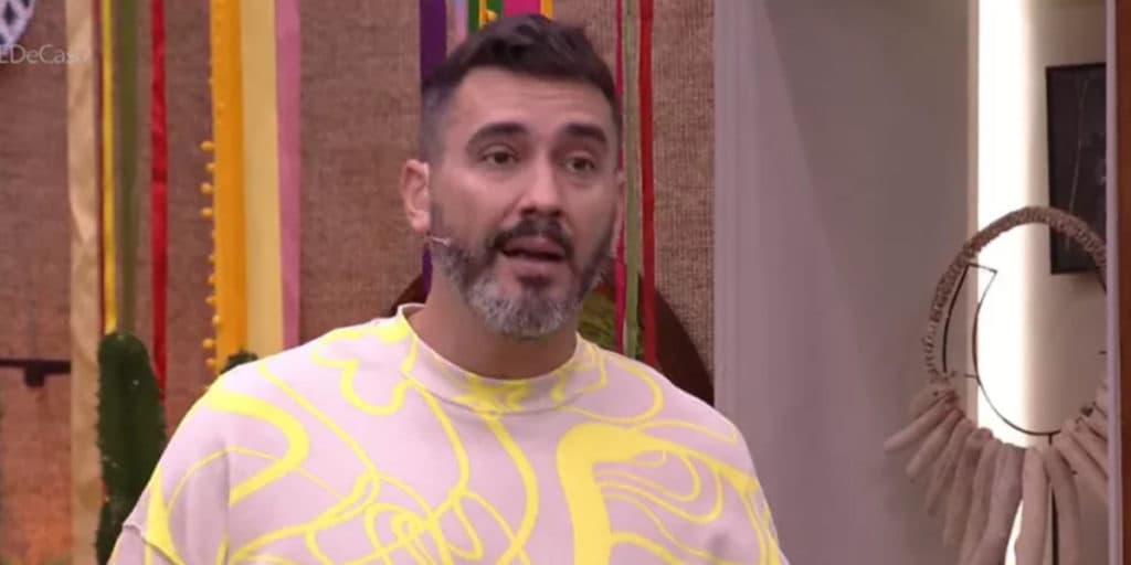 Com a voz embargada, André Marques expõe preconceito antes de se submeter a cirurgia e chora na Globo