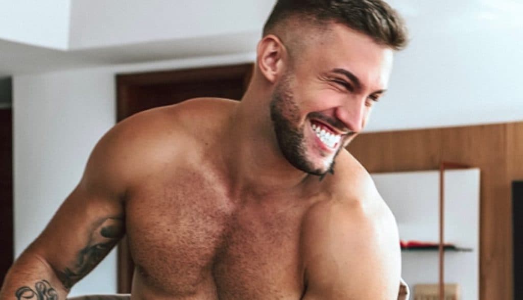 Arthur Picoli surge ao lado de ex-BBB