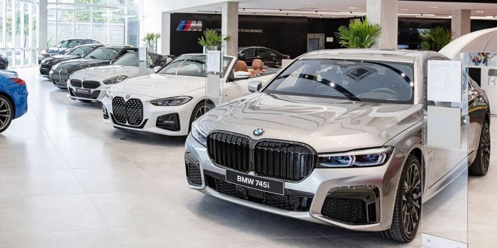Filho de famoso ator de apenas 10 anos, entra em carro de luxo, dá ré e acerta BMW em concessionária