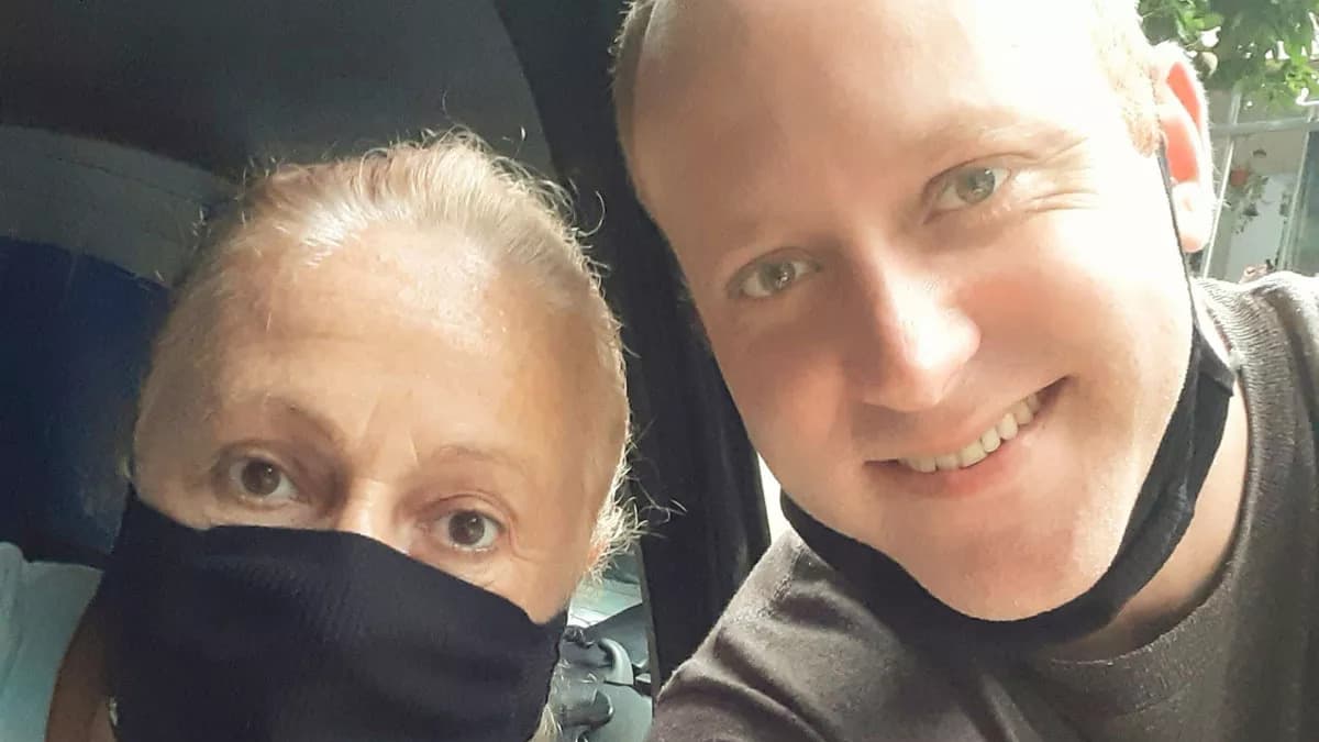 Sérgio Hondjakoff e Carmen Lucia, sua mãe (Foto: Reprodução)