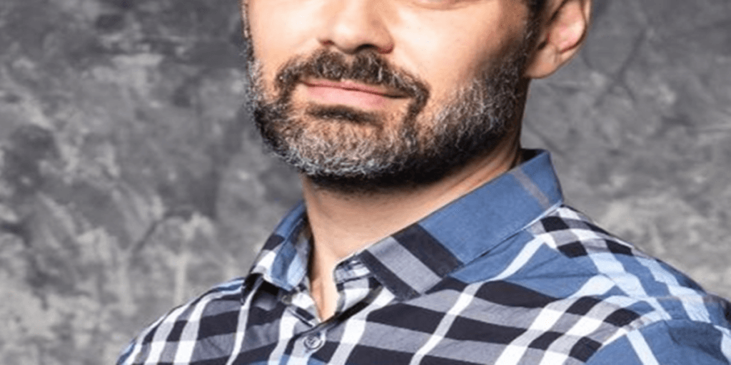 Galã da Globo que vive de forma discreta, é flagrado em público ao lado do marido em data especial