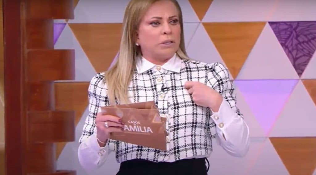 Apresentadora desmascara suposto casal e os expulsa do Casos de Família