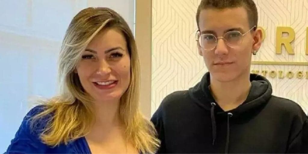Andressa Urach surta, massacra o próprio filho e a namorada dele e detona sem dó: "Decepção"