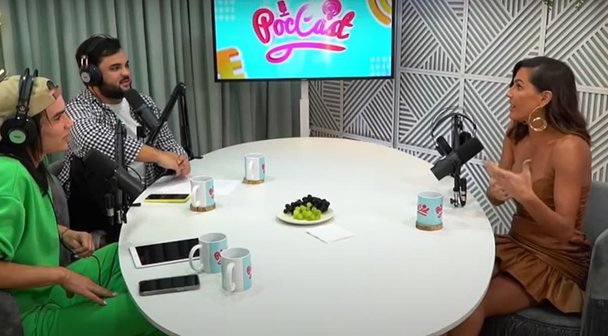 Deborah Secco no "Poc Cast" em conversa com os apresentadores Deborah Secco no "Poc Cast" em conversa com os apresentadores