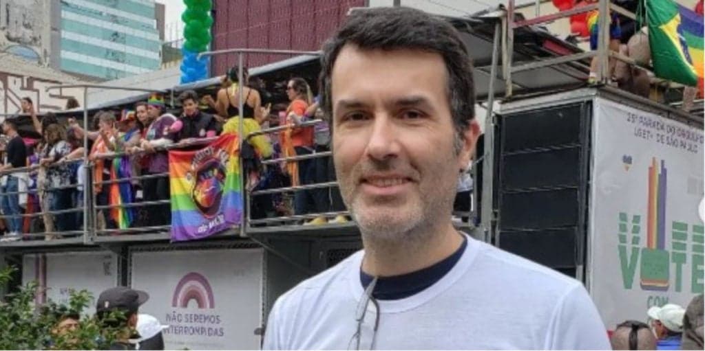 Âncora do Jornal da Globo dá basta em preconceito e expõe em parada: "Mas ele é gay?"