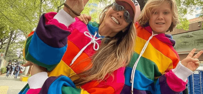Adriane Galisteu leva filho de 11 anos para Parada LGBTQIA: "Revolução verdadeira"