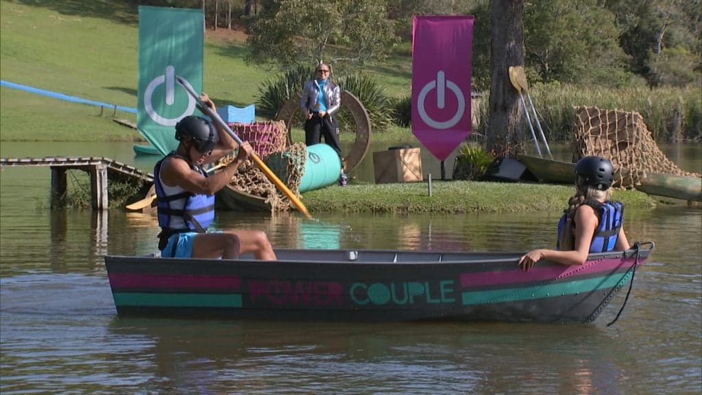 Power Couple: Casais têm desafio fora da mansão e devem conduzir canoa em circuito aquático de olhos vendados