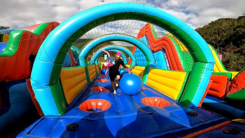Power Couple: na prova dos casais, participantes lutam contra o tempo para percorrer circuito em brinquedo inflável gigante