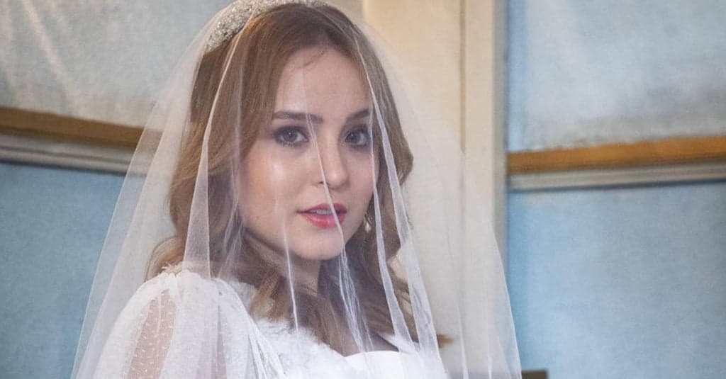 Larissa Manoela se veste de noiva para novela